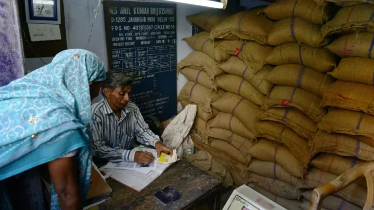 Ration Card News:फ्री राशन लेने वालों के लिए खुशखबरी! अब राशन की दुकान पर नहीं लगेंगी लंबी लाइनें Ration Card News:फ्री राशन लेने वालों के लिए खुशखबरी! अब राशन की दुकान पर नहीं लगेंगी लंबी लाइनें