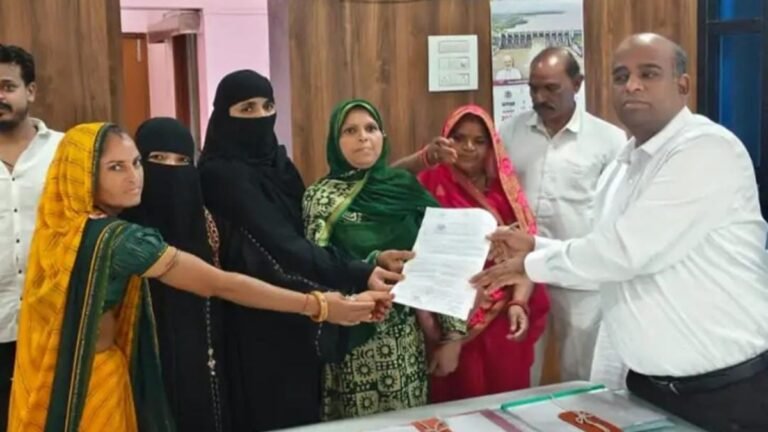सारंगपुर नगर के 12 पार्षदों ने कलेक्टर को अविश्वास प्रस्ताव सौंपा।