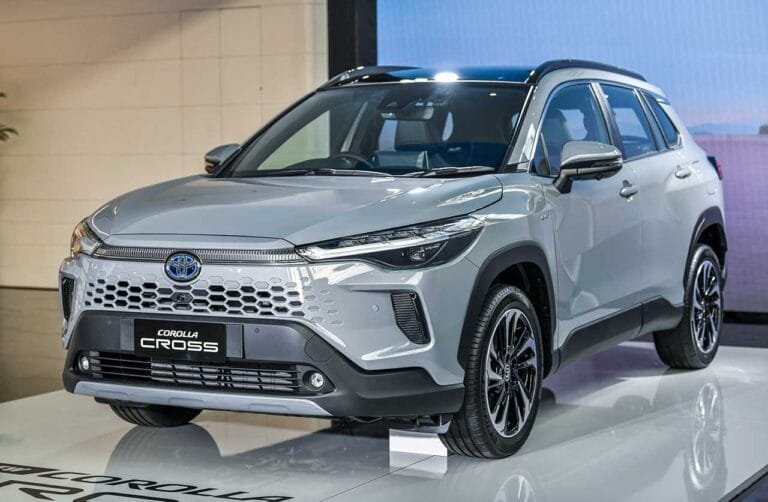 Maruti के चारों खाने चित कर देगी Toyota की New Corolla Cross कार, देखे झमाझम फीचर्स और कीमत Maruti के चारों खाने चित कर देगी Toyota की New Corolla Cross कार, देखे झमाझम फीचर्स और कीमत