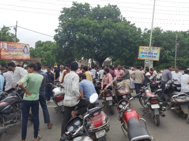 Susner: बिजली बिल अधिक आने से नाराज नगरवासियों ने किया सुसनेर में नेशनल हाइवे पर चक्का जाम, JE को हटाने की मांग