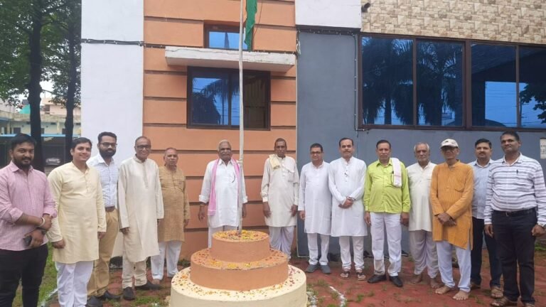 Harda News: गौर छात्रावास पर समाज के जिलाध्यक्ष और संरक्षक एवं जिला सचिव ने मिलकर ध्वजारोहण कर राष्ट्रीय ध्वज को दी सलामी