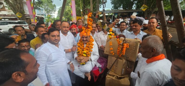 Harda News: हरदा-मगरधा सड़क मार्ग निर्माण कार्य पूर्ण होने के उपलक्ष्य में क्षेत्रवासियों द्वारा किया गया विधायक डॉ. दोगने का तुलादान