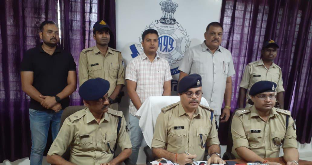 Rewa News: रीवा पुलिस ने यूपी के 2 लग्जरी कार से 16 पेटी अवैध नशीली कफ सीरप के साथ 4 तस्करो को किया गिरफ्तार