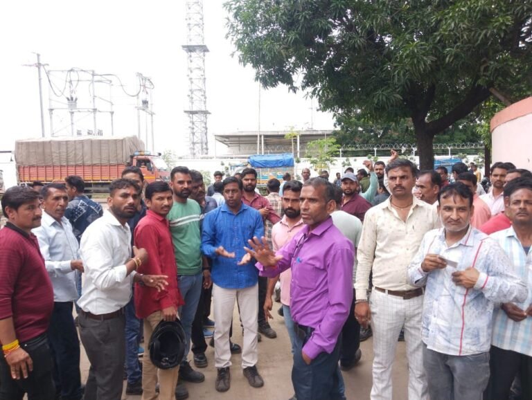 Dewas News: पीएफ और वेतन नही मिलने पर सन फार्मा कंपनी के श्रमिको ने मैनेजमेंट के खिलाफ किया प्रदर्शन