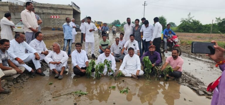 Harda News: विधायक डॉ. दोगने अपने समर्थकों के साथ नेशनल हाईवे पर कीचड़ भरे गड्ढे में बैठकर किया धरना प्रदर्शन