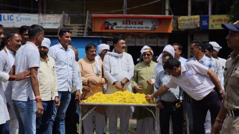 Harda News: किसानों की रैली का कांग्रेस जिलाध्यक्ष ओम पटेल के नेतृत्व में अपने सैकड़ों समर्थकों के साथ गर्मजोशी से स्वागत कर कराया जलपान