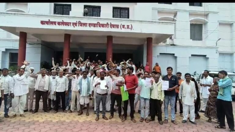 Dewas News: PM आवास की सूची में अजा वर्ग के साथ हो रहा भेदभाव,ग्राम झिरनिया व नामनपुर के ग्रामीणों ने जिलाधीश को दिया आवेदन