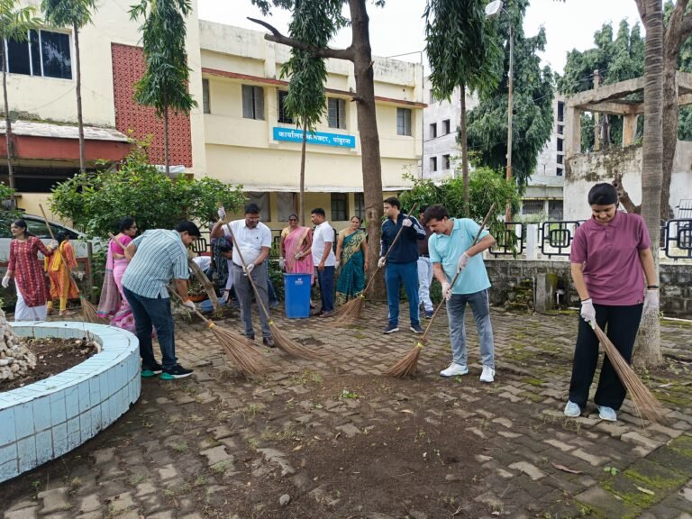 Pandhurna News: कलेक्टर कार्यालय में साहब ने चलाई झाड़ू,दिया विभाग प्रमुखों को स्वच्छता का संदेश