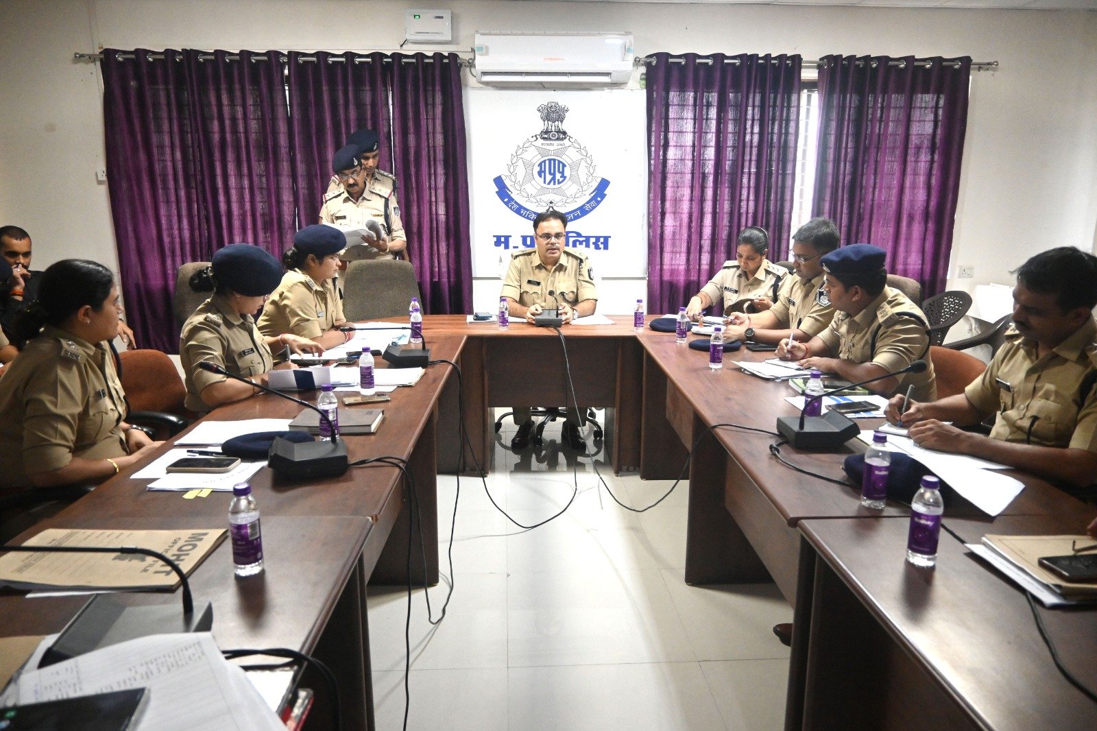 Rewa News: पुलिस अधीक्षक ने पुलिस कंट्रोल रूम रीवा में जिले के सभी पुलिस अधिकारियों कि ली अपराध समीक्षा बैठक