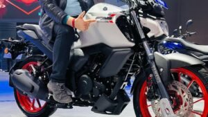 KTM Duke के परखच्चे उड़ाने आयी दमदार इंजन और किलर लुक वाली Yamaha FZ-S बाइक