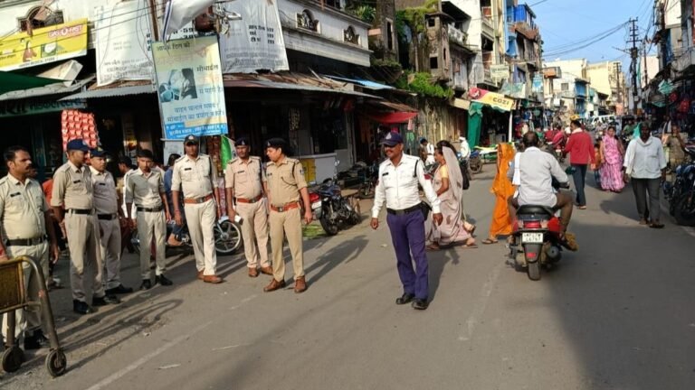 Harda News: यातायात पुलिस ने शहर के घंटाघर चौराहे पर सुरक्षित स्थान पर हाथठेला कारोबारियों कार्य की दी समझाईश