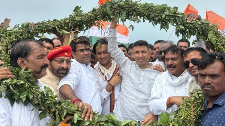 Harda News: कांग्रेसियों ने प्रदेश अध्यक्ष जीतू पटवारी एवं विधायक जयवर्धन सिंह को सोयाबीन की माला पहनाकर किया स्वागत