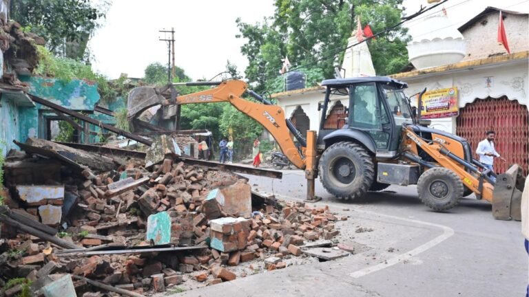 Dewas News: सुरक्षा की दृष्टी से जर्जर भवन को निगम के संसाधनों से तोडा