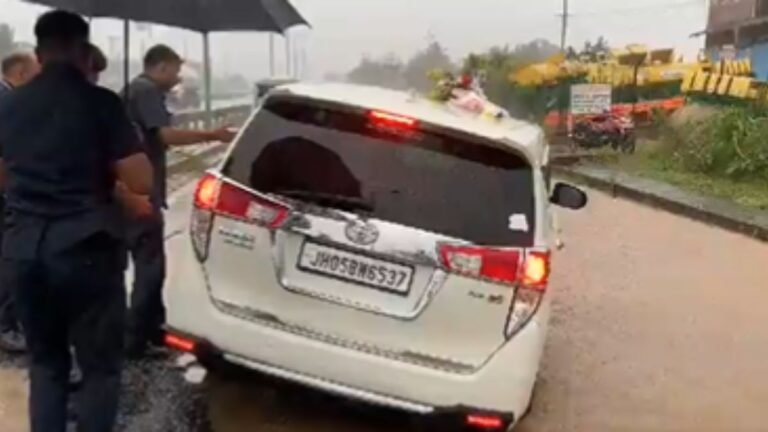 कीचड़ से भरे गड्ढे में फंसी कृषि मंत्री शिवराज सिंह की कार देखे वीडियो