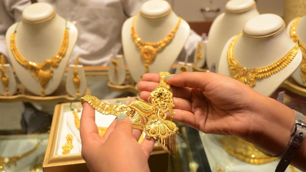 Gold Price Today: सोने के दामों में हुई बड़ी गिरावट जान ले आपके शहर के ताजा दाम