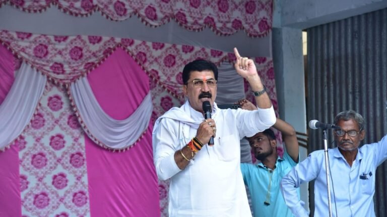 कांग्रेस जिलाध्यक्ष ओम पटेल ने नहरों की सफाई एवं खाद की पर्याप्त उपलब्धता के लिए त्वरित कार्रवाई की मांग