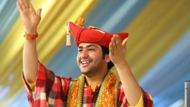 पंडित धीरेंद्र शास्त्री ने सरकार पर साधा निशाना, गरीब-अमीर की जाति बनाने की सलाह