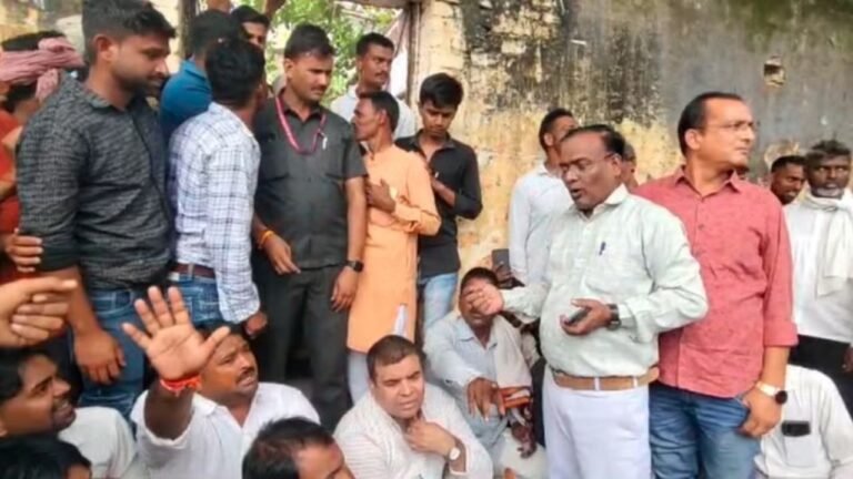 किसानों को समय पर खाद न मिलने से हो रहे परेशान, अफसरों पर दुर्व्यवहार का आरोप किसानों को समय पर खाद न मिलने से हो रहे परेशान, अफसरों पर दुर्व्यवहार का आरोप
