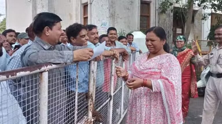 दो महीने से वेतन नहीं मिलने से छिंदवाड़ा नगर निगम के कर्मचारियों पहुंचे कलेक्ट्रेट और बताई समस्या