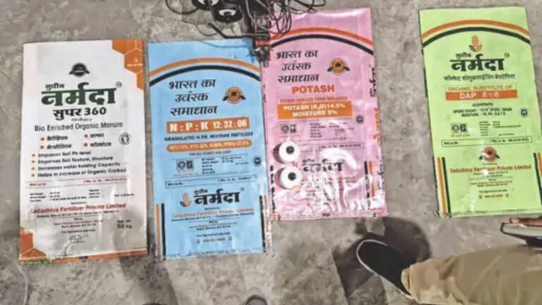 देवास में टीन शेड गोदाम में नकली खाद की फैक्ट्री का भंडाफोड़, 180 बोरी नकली खाद जब्त
