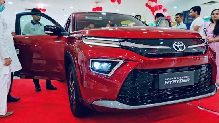 बाहुबली इंजन और धांसू फीचर्स वाली Toyota की मिनी फॉर्च्यूनर मार्किट में मचा रही गर्दा, कीमत सुनकर बोलेंगे चीज़ बड़ी है मस्त मस्त