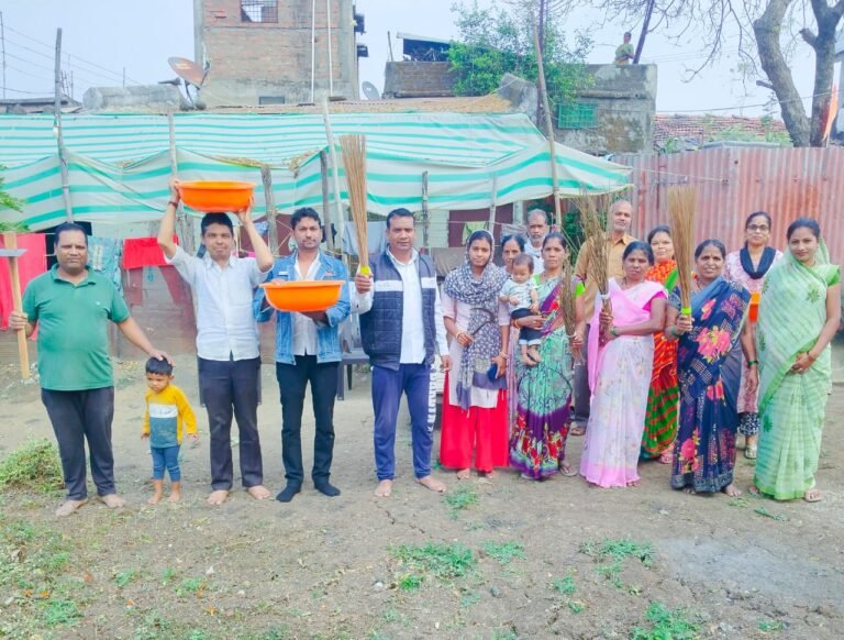 Pandhurna News: नपा पार्षद दुर्गेश ने स्वच्छता अभियान का वार्ड वासियों को जागरूक बनाने घर के आसपास साफ सफाई योजना का किया शुभारंभ