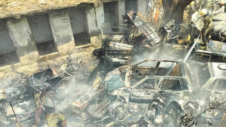 Indore News : इंदौर के ट्रैफिक थाना परिसर में लगी भीषण आग, देखते ही देखते जल गईं 100 से ज्यादा गाड़ियां
