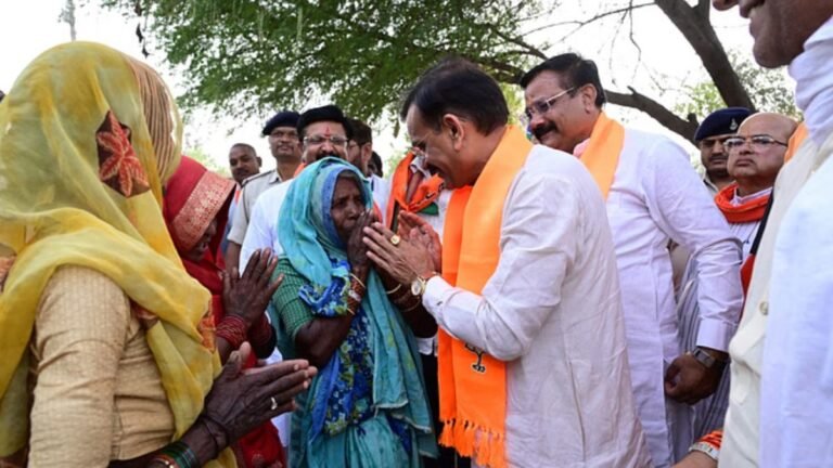 गांव की चौपाल में बैठे BJP प्रदेश अध्यक्ष वीडी शर्मा, ग्रामीणों से सुनीं समस्याएं और दिए त्वरित निर्देश
