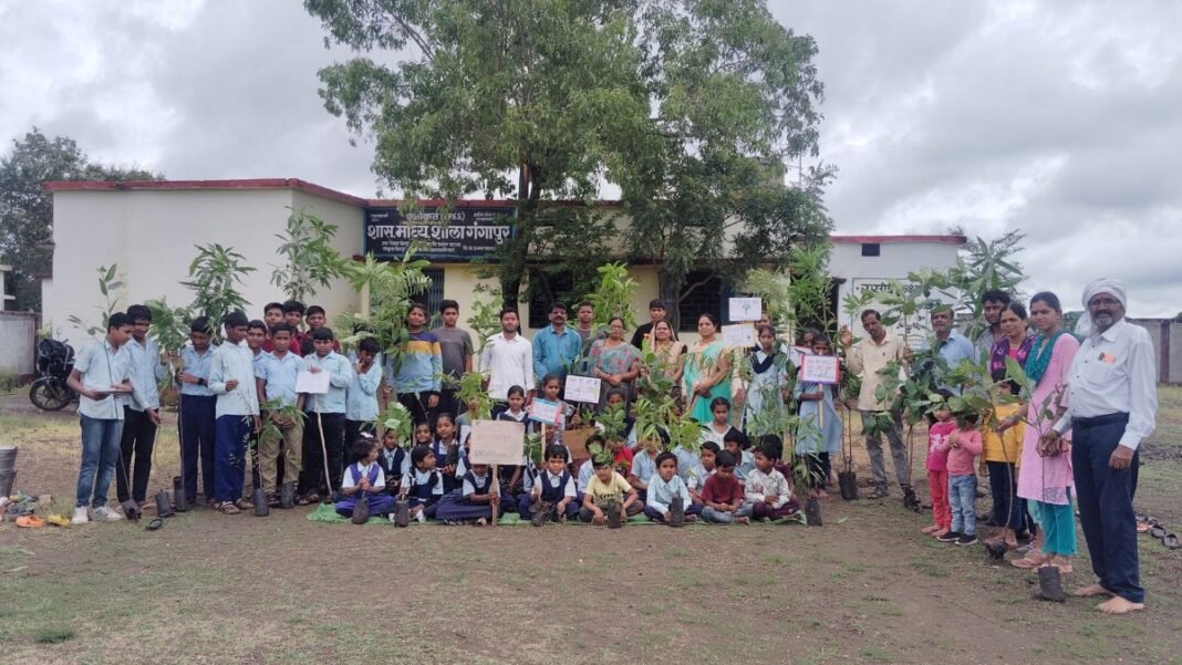 शिक्षक ने माँ के 50 वें जन्मदिन अवसर पर भेंट किए 50 पौधे, विद्यार्थियों ने अपनी-अपनी माँ के नाम पर लगाए पेड़
