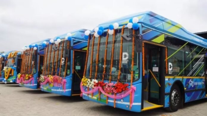 Electric Bus : पर्यावरण के साथ यातायात में नई क्रांति, दिसंबर से इस शहर की सड़को पर दौड़ेगी ई-मिडी बसें Electric Bus : पर्यावरण के साथ यातायात में नई क्रांति, दिसंबर से इस शहर की सड़को पर दौड़ेगी ई-मिडी बसें